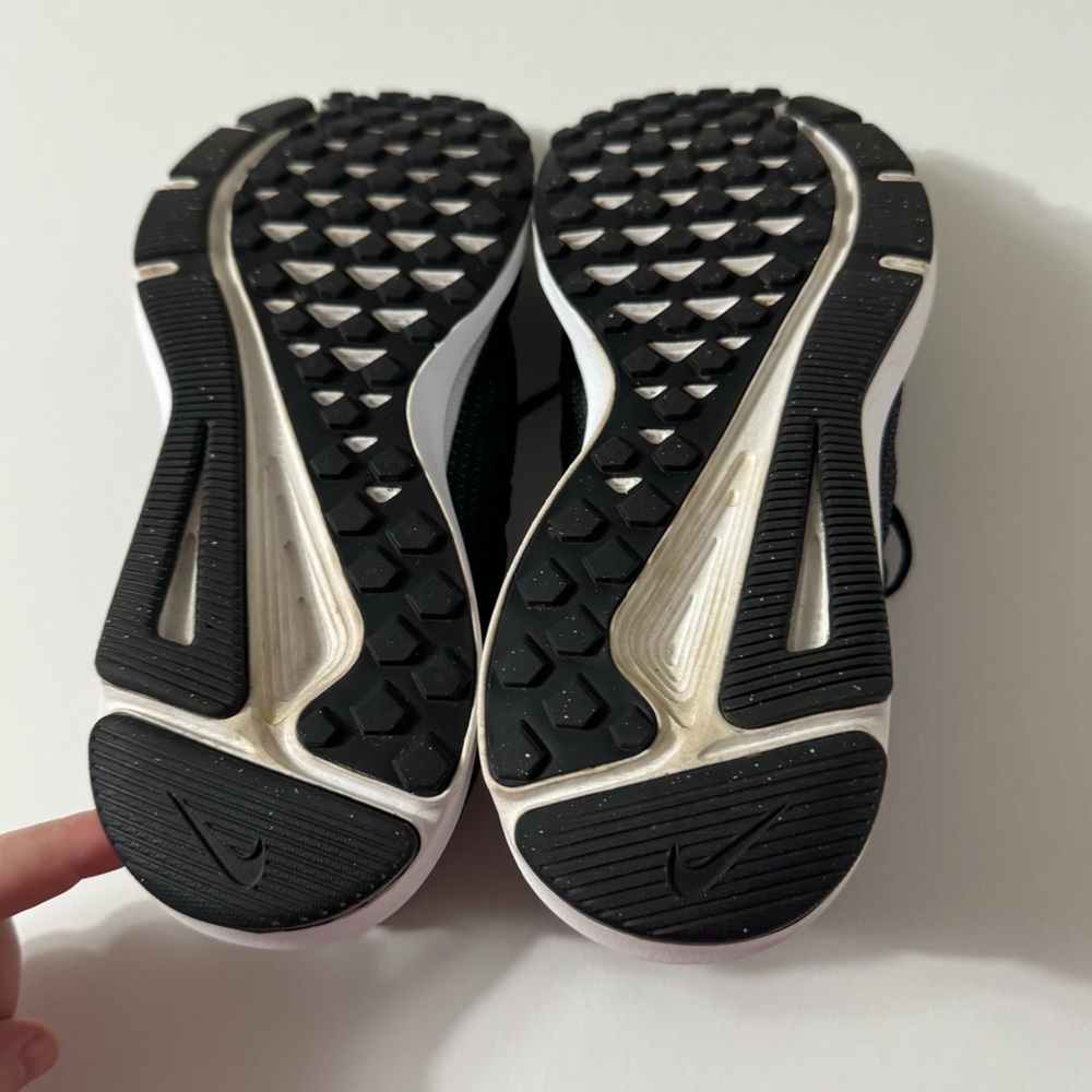 Nike Black Athletic Shoes 9 - Picture 6 of 7